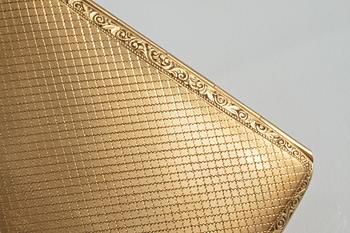 CIGARETTETUI, 14K guld med cabochonslipad safir. Vikt 92,9 gram.