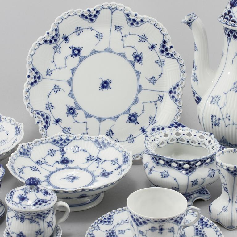 KAFFESERVIS, 35 delar, "Musselmalet", Royal Copenhagen, 1900-talets andra hälft.