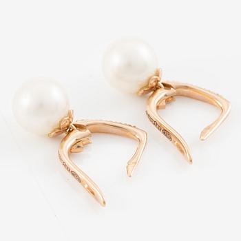 Örhängen, 18K guld med odlade sötvattenspärlor och briljantslipade diamanter.