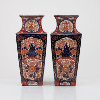 A pair of Imari vases, Japan, around 1900.