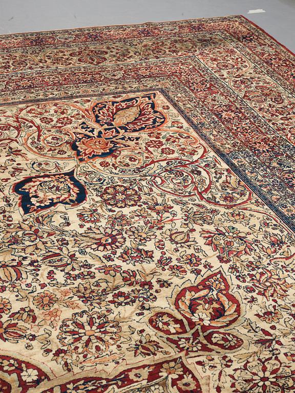 A carpet, an antique Kerman Laver, ca 677-688,5 x 510,5-526 cm.