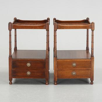 SÄNGBORD / SIDOBORD, ett par. 1900-tal.