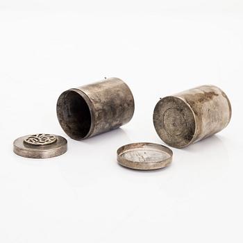 Erä posliinia, 9 kpl, sekä kaksi maustepurkkia, Kiina, Myöhäinen Qing-dynastia/varhainen 1900-luku.