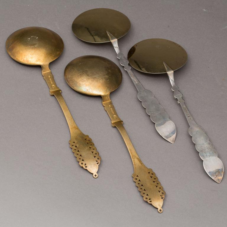 SERVERINGSBESTICK, 2 par, P Hertz Köpenhamn 1902 samt B Erlandsson Kristianstad 1904, silver, vikt ca 352 g.
