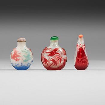 A group of three snuff bottles with stoppers, Qing dynasty (1644-1912).