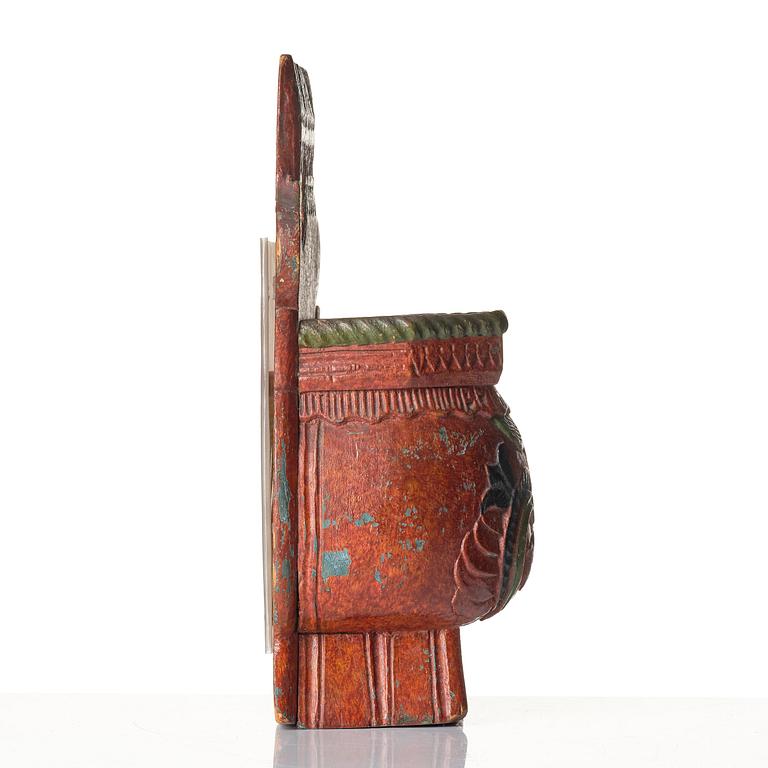 A Swedish carved and polychrome-painted spoon holder from Jäntland, 18th century.