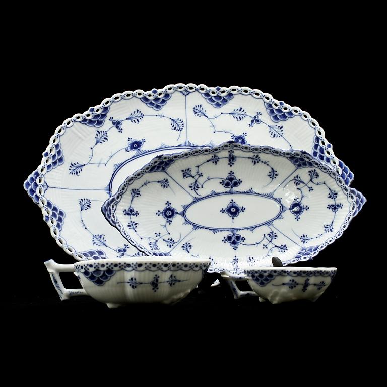 SERVISDELAR, 40 st, porslin, "Musselmalet", Royal Copenhagen, 1900-tal.