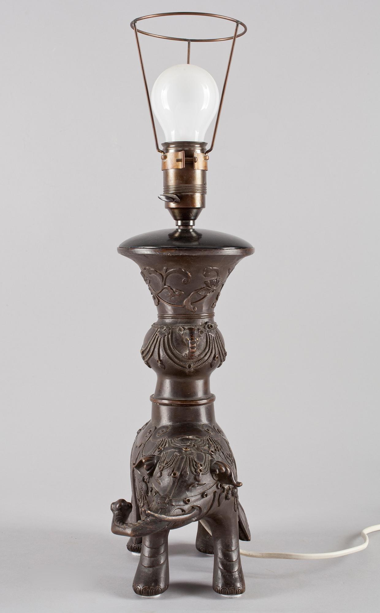 BORDSLAMPA, brons, ostasien, 1900-tal.