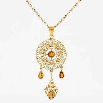 Hänge, 18K guld med filigran med citriner, Gustaf Dahlgren & Co, Malmö, 1912 , med kedja 18K guld.