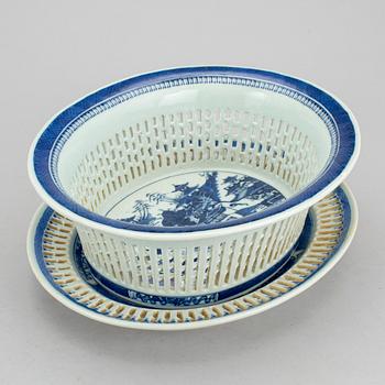 GALLERSKÅL MED FAT, porslin, Kina, tullmärkning, 1880-tal.