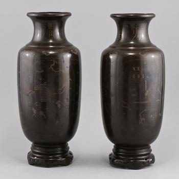 URNOR, ett par, troligen brons, Kina, 1900-tal.