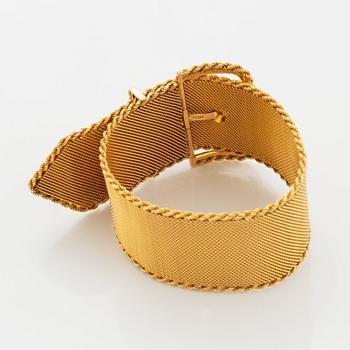 An 18K gold buckle bracelet.