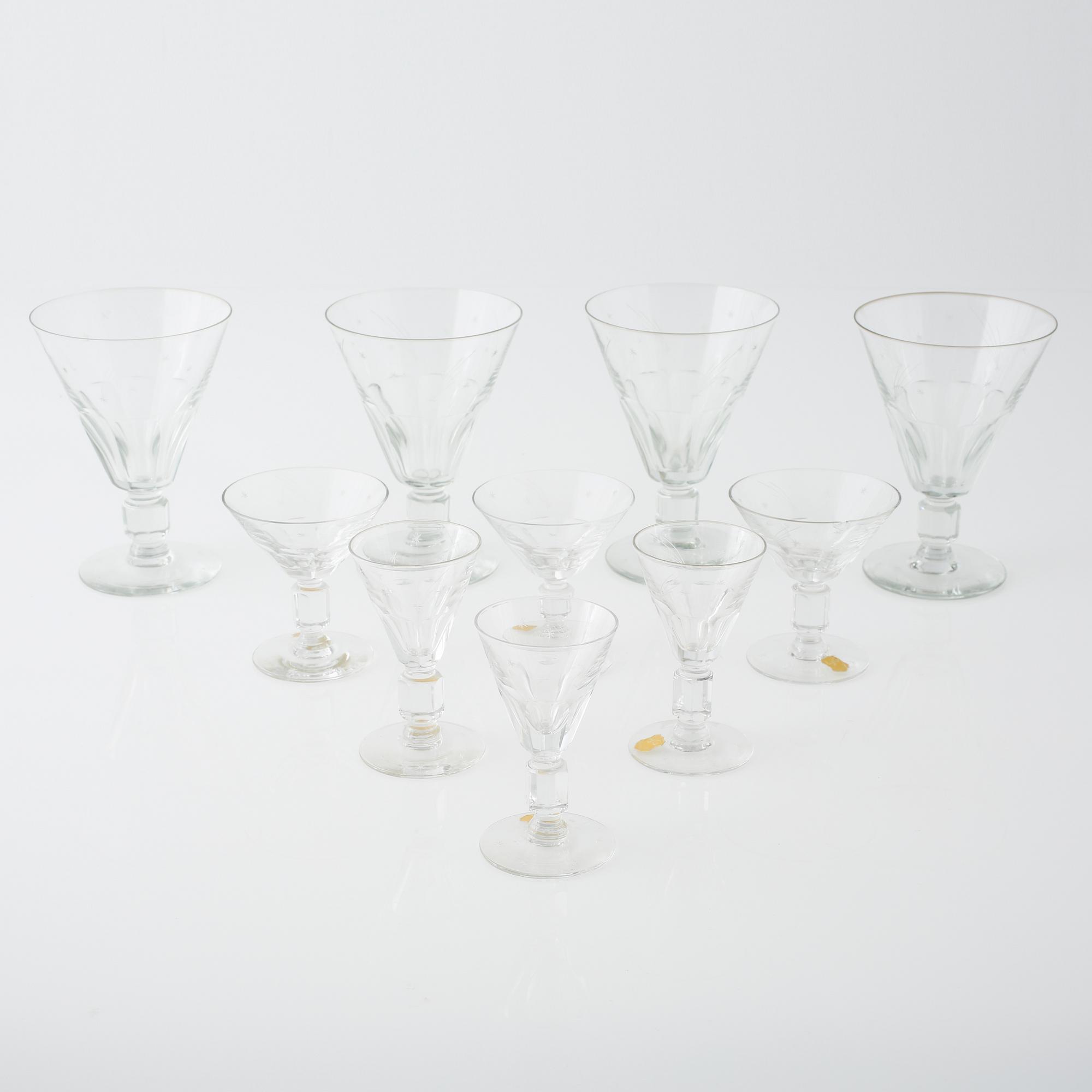 30 pieces of glass from the mid 20th century.