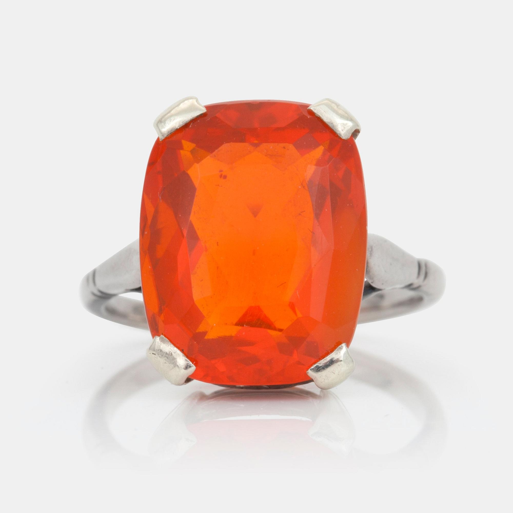 RING med eldopal cirka 6.00 ct.