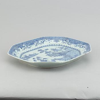 A blue and white serving dish, Qing dynasty, Qianlong (1736-95).