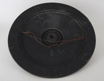 PRYDNADSSKÖLD, patinerad metall.