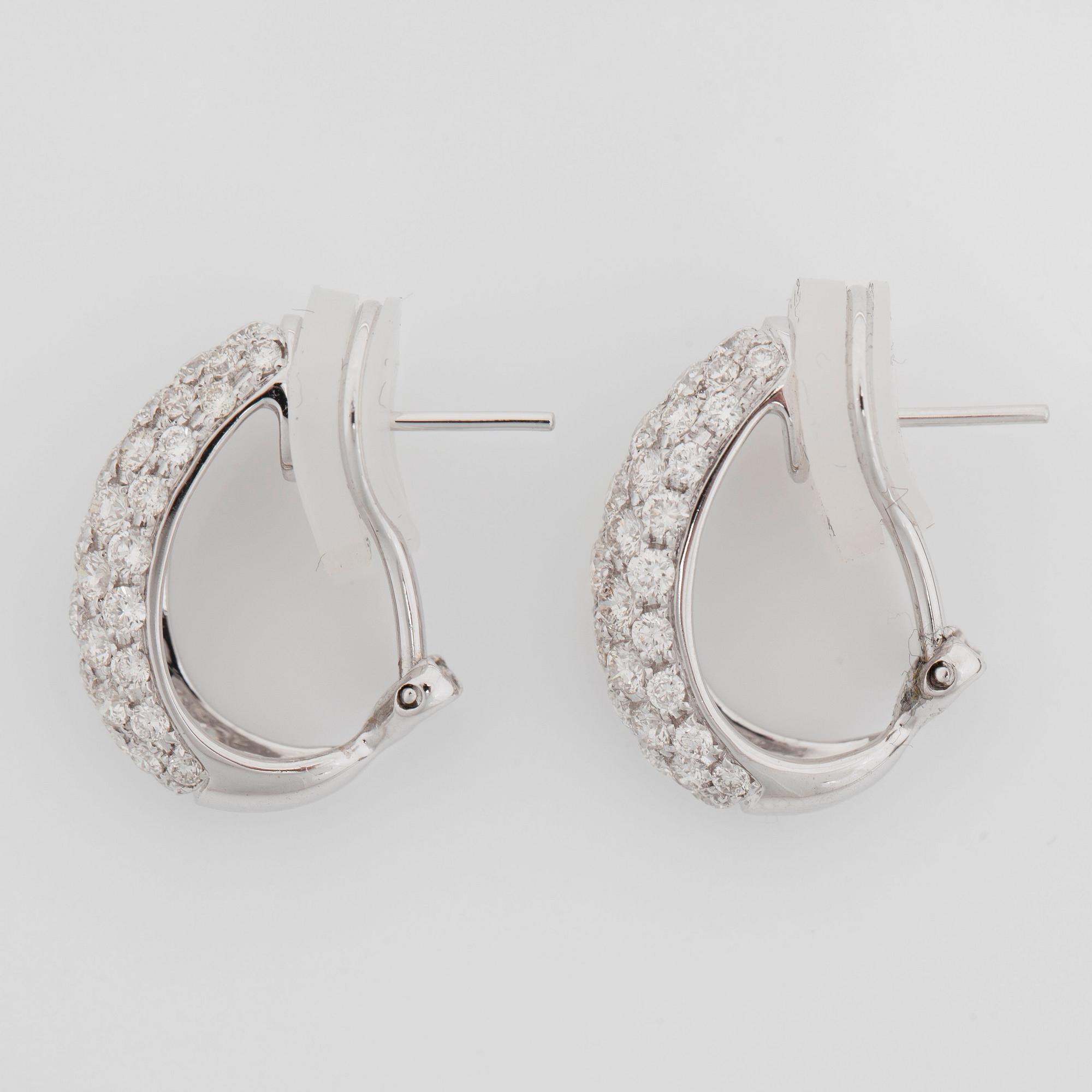 A pair of diamond earrings, 2.79 cts in total.