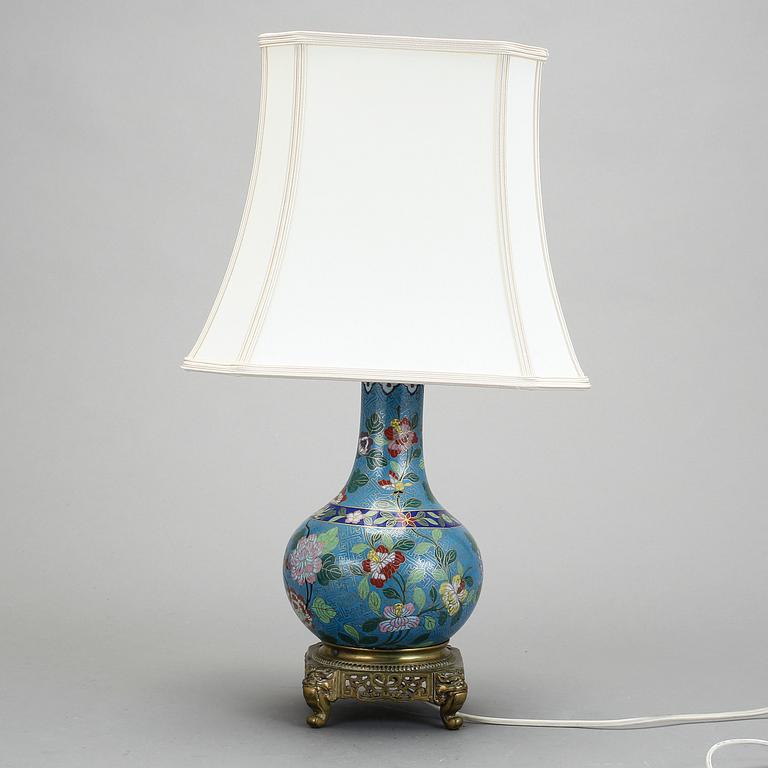 BORDSLAMPA, Kina, cloisonne och mässing, 1900-tal.