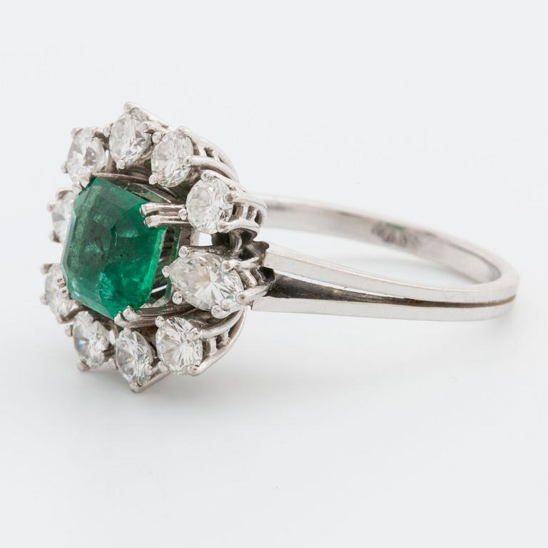 RING, 18K whitegold, 1 emerald, 8 brilliant-cut diamonds and 2 marquis-cut diamonds total 0,90 ct.