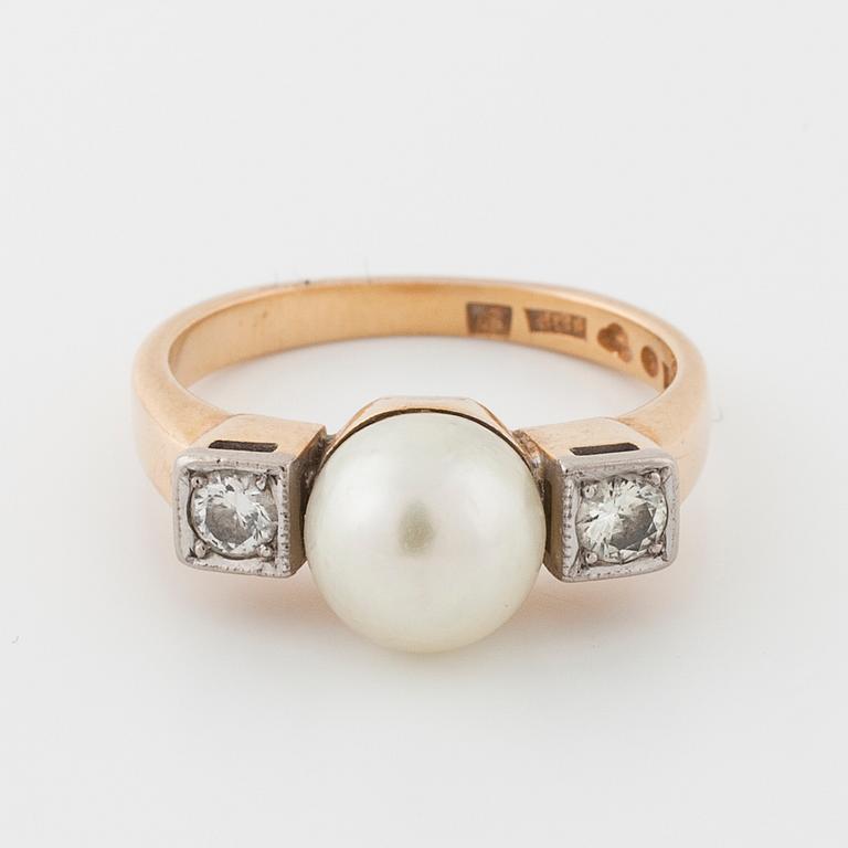 A cultured pearl and brilliant cut diamond ring by Ulf Danielson, Jönköping, 1959.