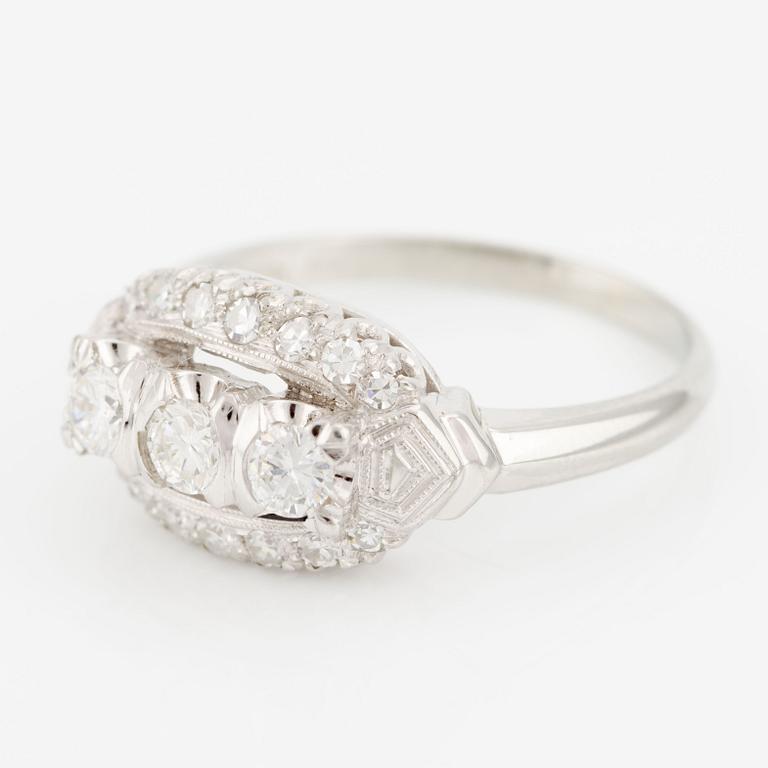 Ring in 18K white gold with round brilliant-cut and single-cut diamonds.