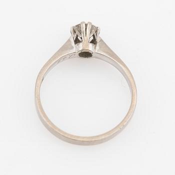 Ring, 18K vitguld med briljantslipad diamant.