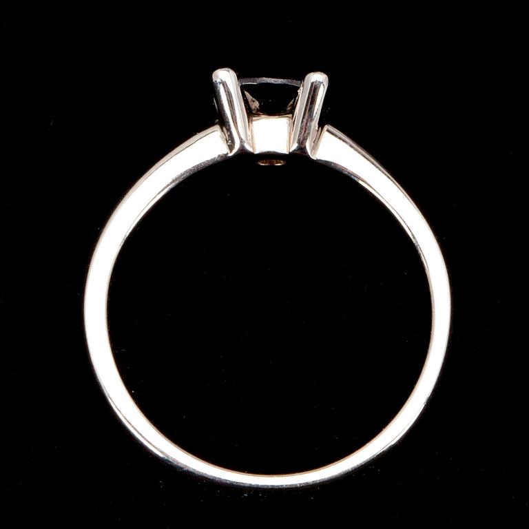 SORMUS, valkokultaa 14K ja briljanttihiontainen granaatti 1,04 ct. Paino 4,6 g.