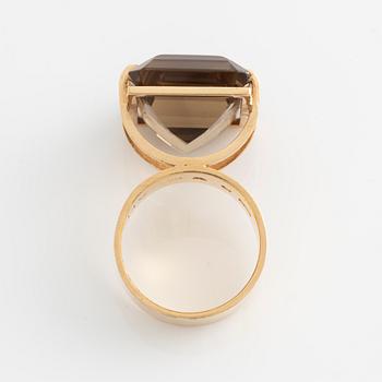 Anders Högberg a ring in 18K gold with faceted quartz.