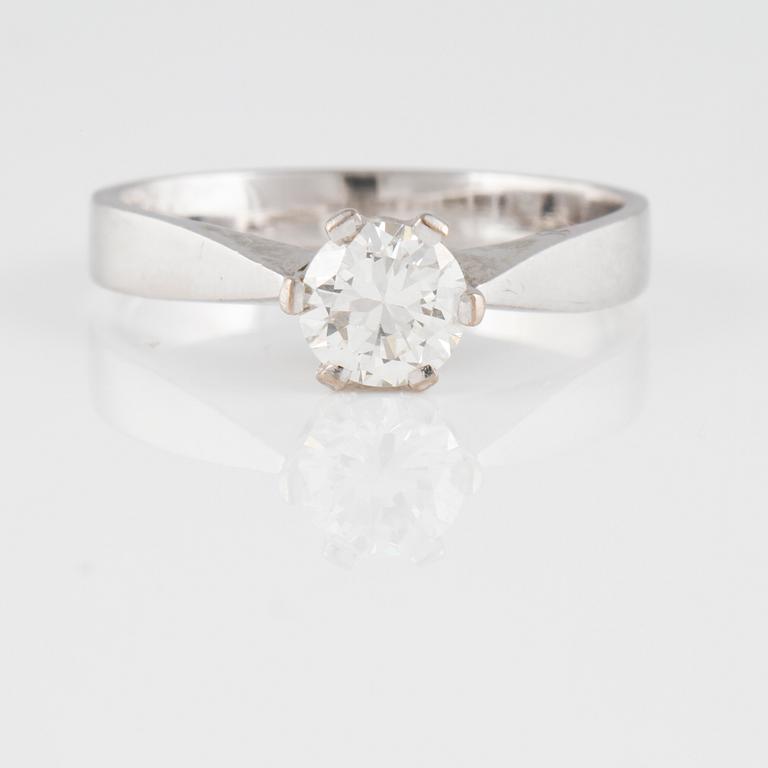 RING, 18K vitguld med äldre briljantslipad diamant 0.63 ct, Alton, Falköping, 1993. Vikt 3,3 gram.