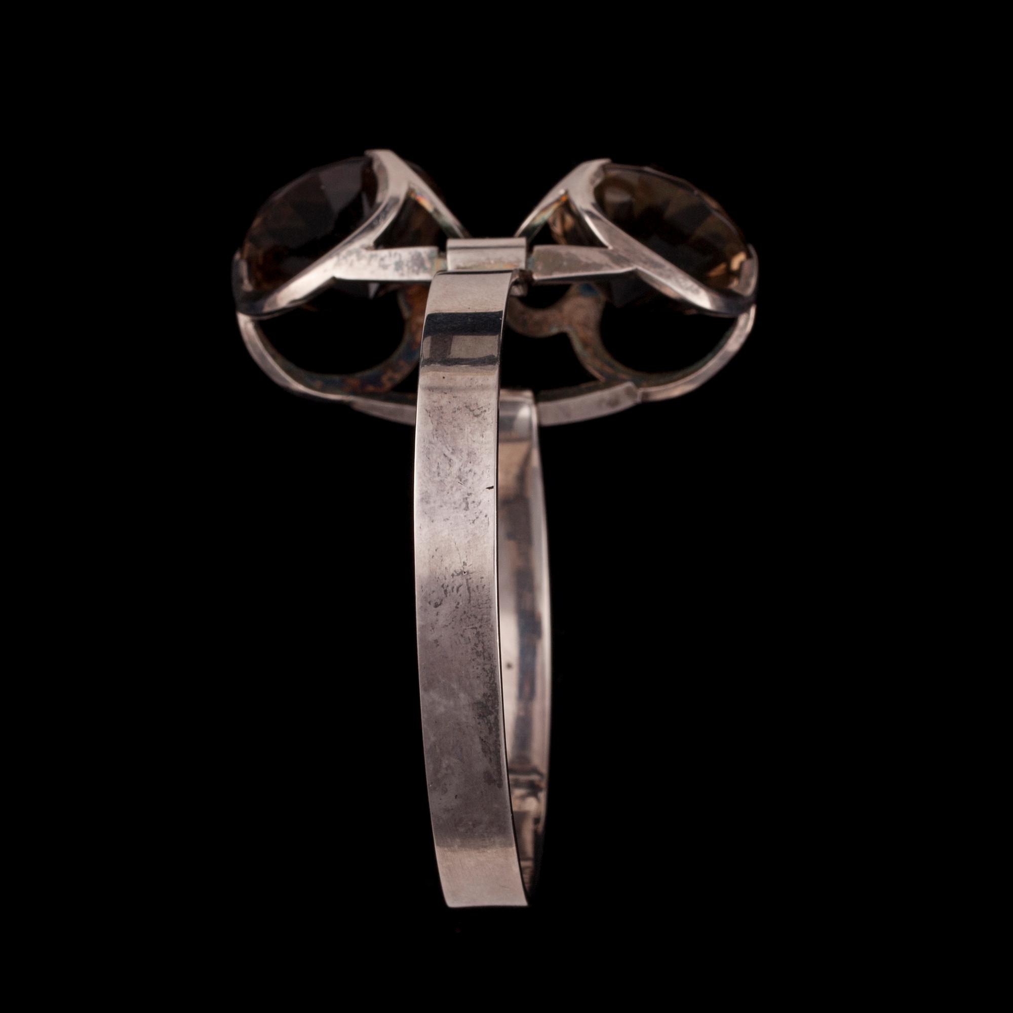 ARMBAND, silver, rökkvarts. Matti Hyvärinen, Åbo 1974. Vikt ca 26,4 g.