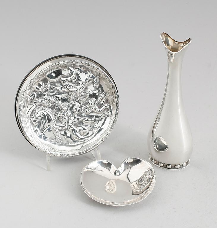 ASKFAT, VAS OCH FAT, silver och sterlingsilver, bla Stockholm 1955. Total vikt exkl askfat 94 g.