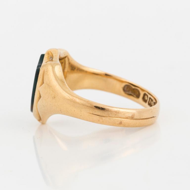 A signet ring, 18K gold with heliotrope.