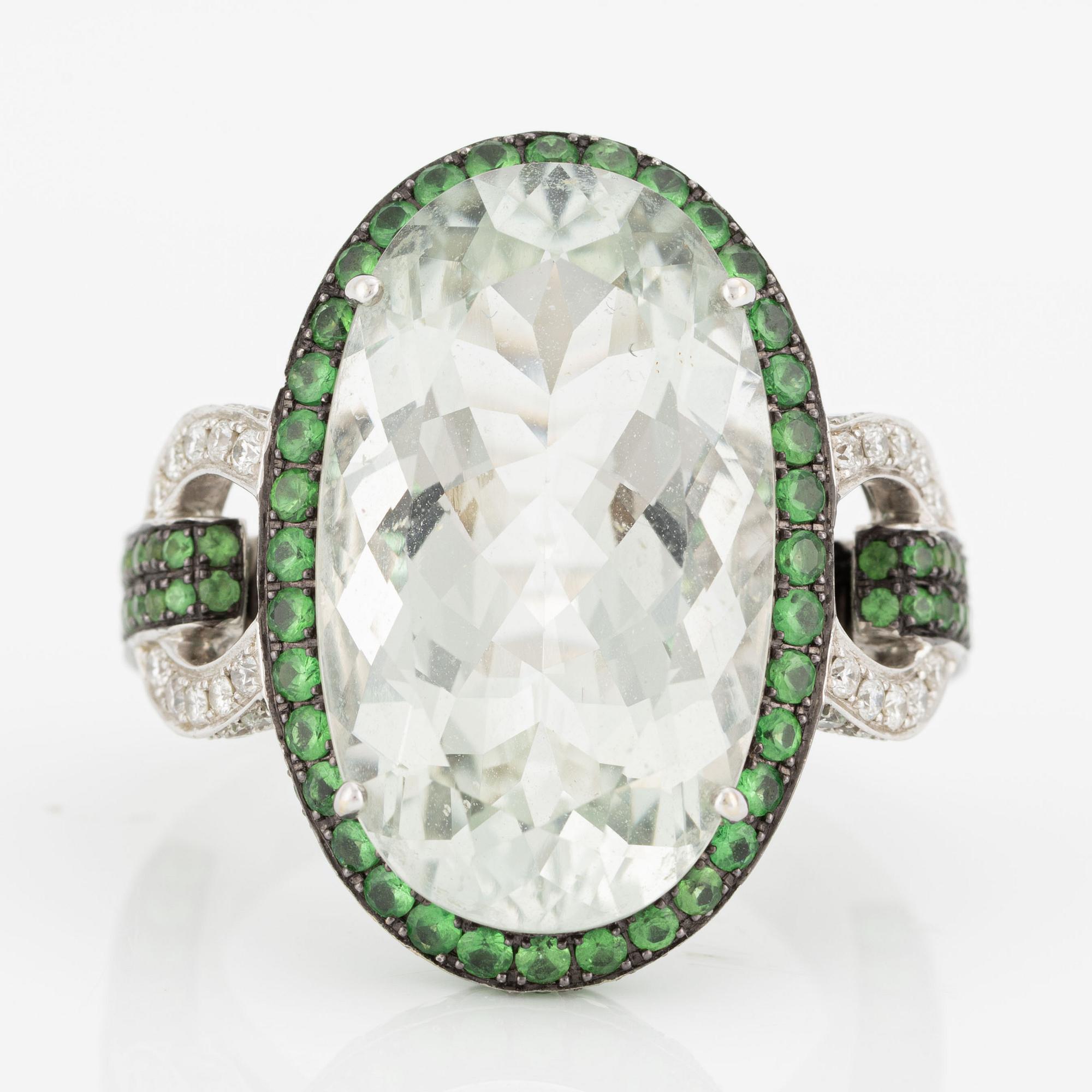 Ring 18K guld med en fasettslipad prasiolit.