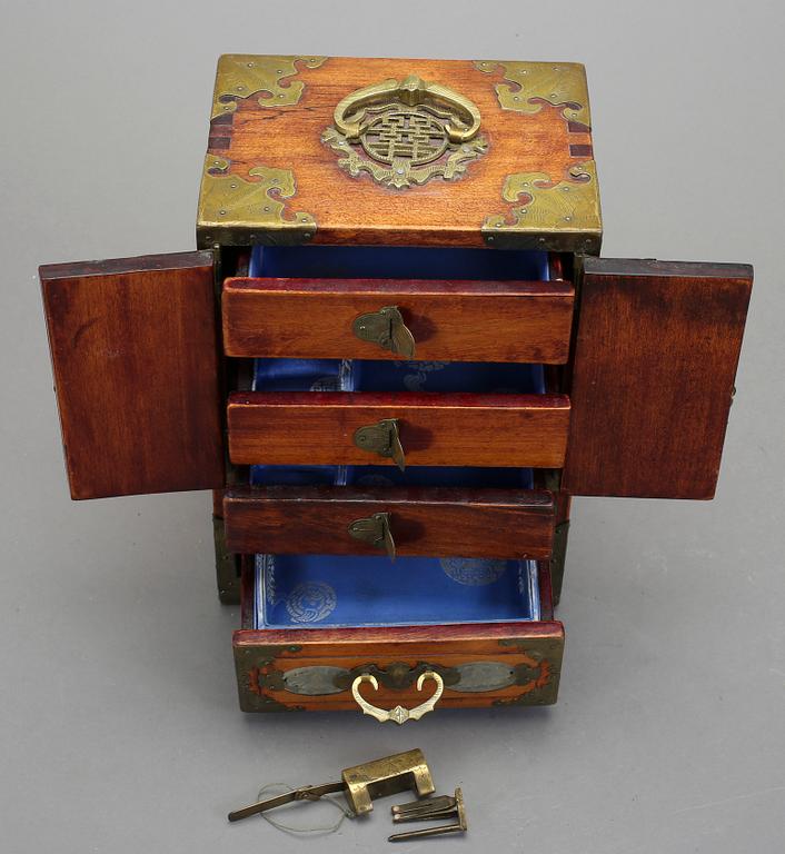 SMYCKESKRIN, trä och jade, Kina, 1900-tal.