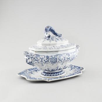 262. A Swedish Rörstrand faience tureen with stand, first half of 18th Century.