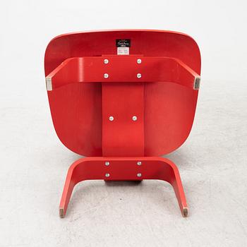 Charles & Ray Eames, fåtöljer, ett par, "LCW", Vitra, daterade 2003.