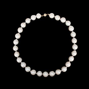48. NECKLACE, cultured South Sea pearls, 12,2-13,0 mm.