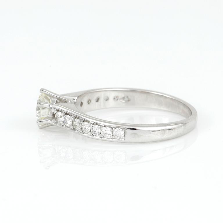 RING, 18K vitguld med briljantslipade diamanter, tot ca 0,95 ct. Vikt ca 3,37 g.