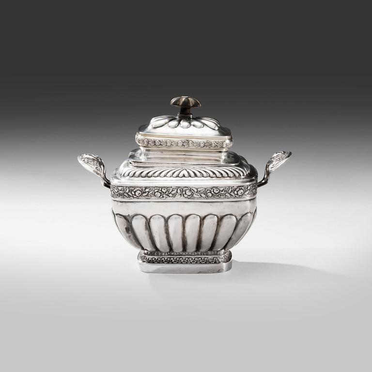 A RUSSIAN SUGAR BOWL. РУССКАЯ САХАРНИЦА.