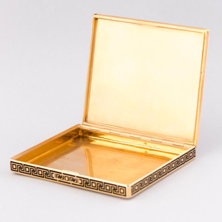 A GOLD CASE, 18K gold, black enamel. France.