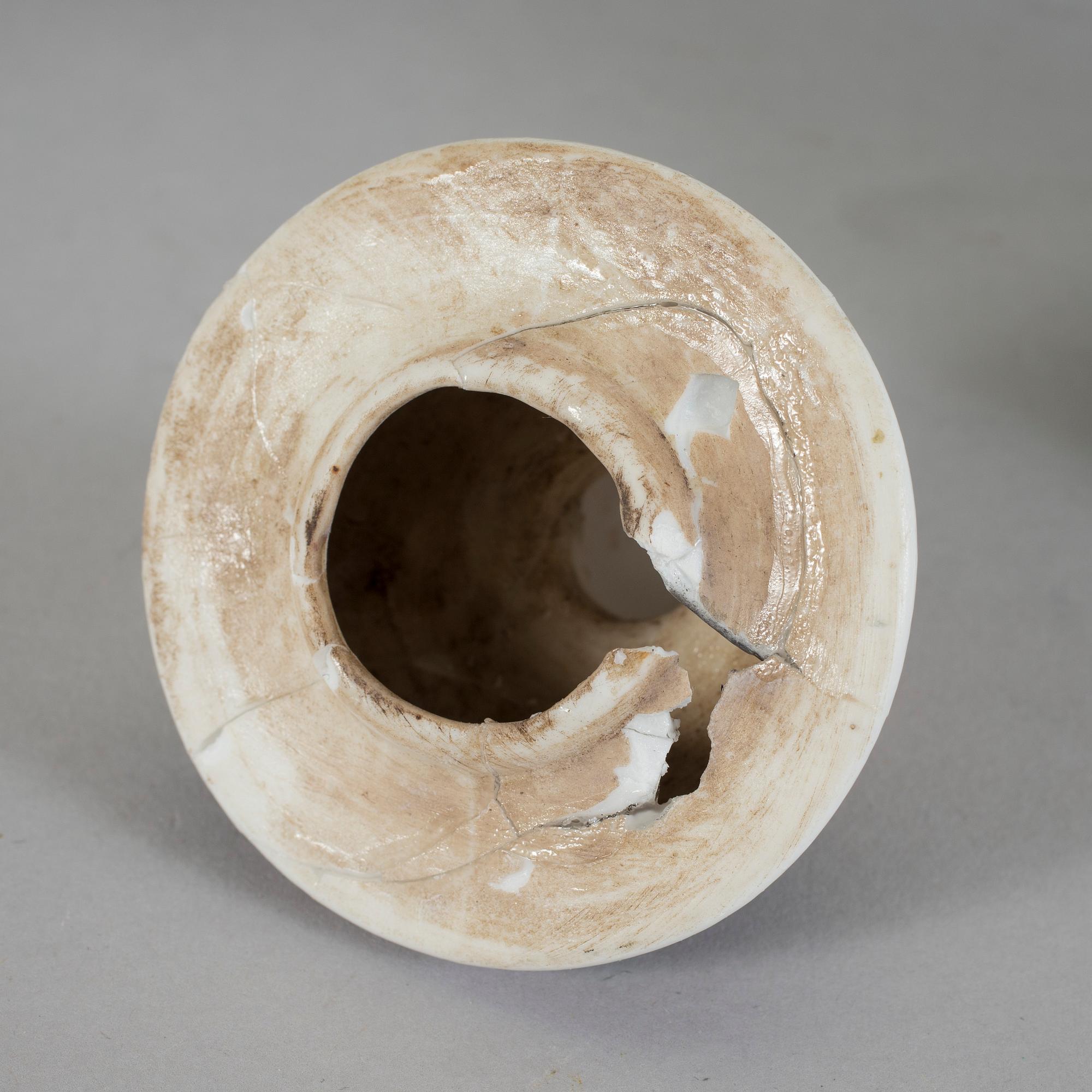 VASER ett par samt URNA, porslin, Kina, omkring sekelskiftet 1900 respektive modern tillverkning.