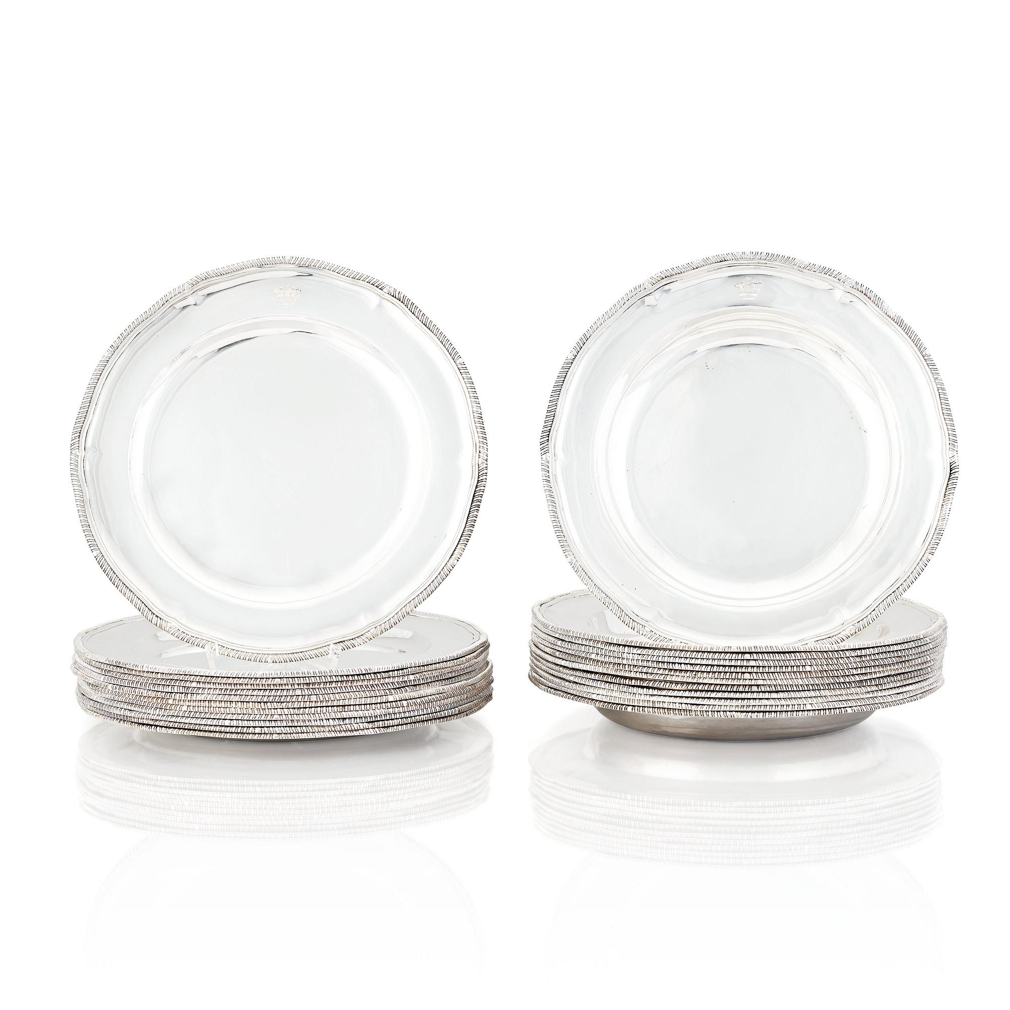 Sydney Bellamy Harman, tallrikar, 24 st (12 flata + 12 djupa), silver, London 1910. Rokoko-stil.