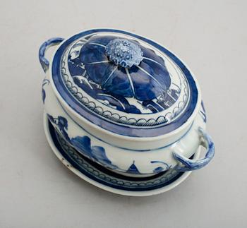 TERRIN MED LOCK OCH FAT, porslin, Kina, 1800-/1900-tal.