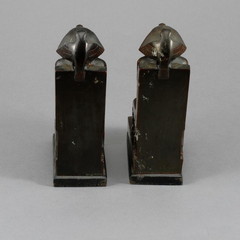 BOKSTÖD, ett par, patinerad metall, 1900-talets andra hälft.