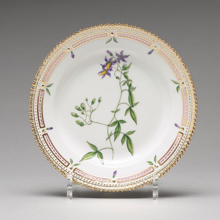 ASSIETTER, 12 stycken, porslin. "Flora Danica", Royal Copenhagen, Danmark, 1900-tal.