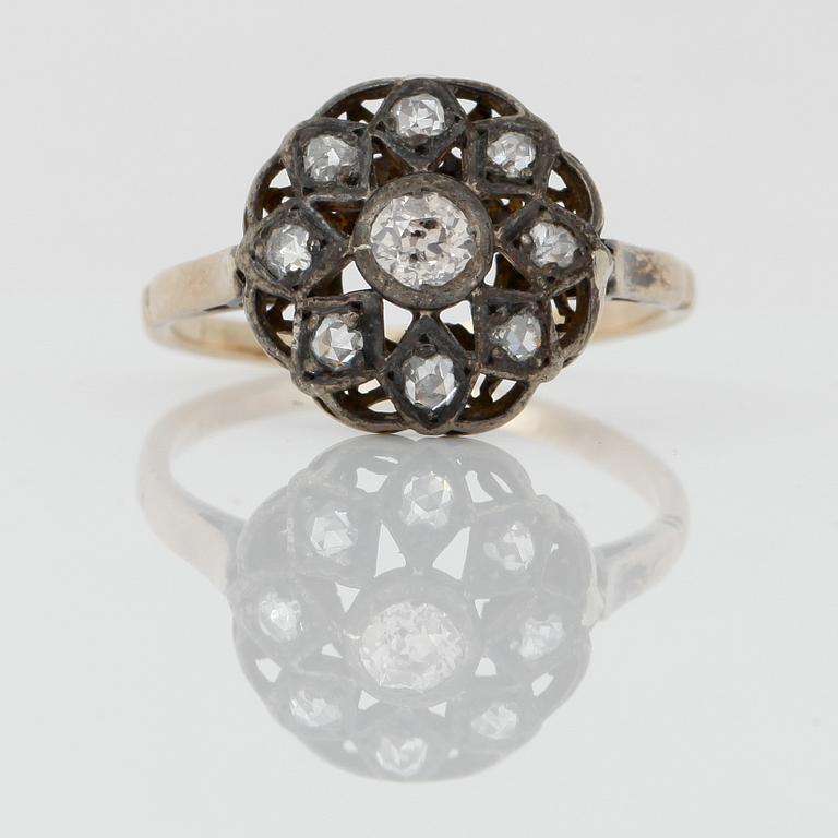 RING, 14K guld samt silver med gammalslipade diamanter. Vikt ca 2,2g.