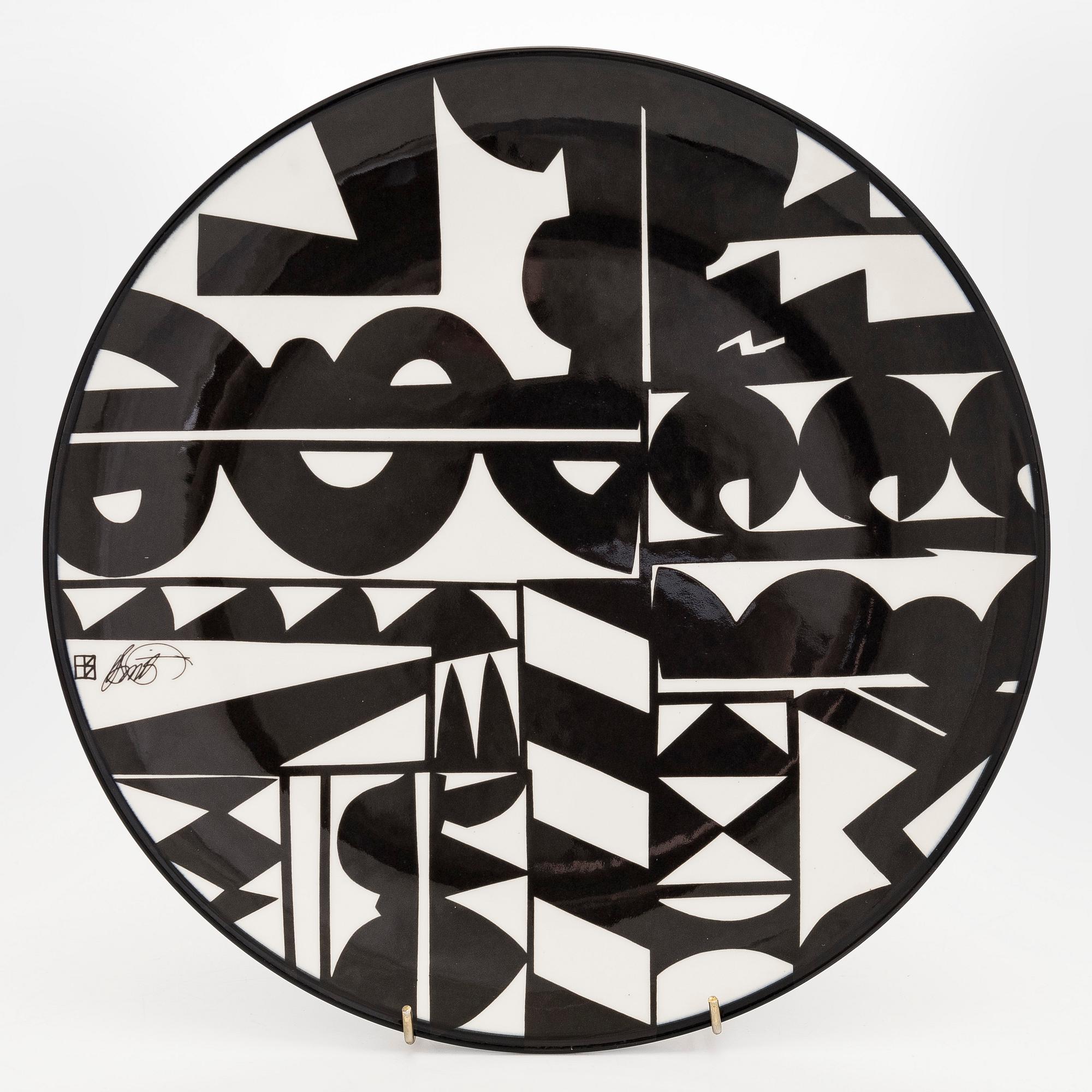 Howard Smith, A ceramic plate. Signed H Smith. Arabia, Finland.