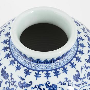 A Chinese blue and white urn, 20th century/modern manufactory.