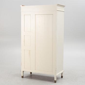 Klädskåp, gustaviansk stil, 1900-talets första hälft.