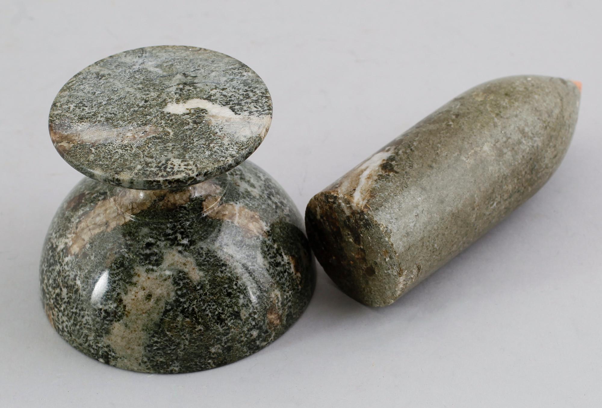 BREVPRESS SAMT SKÅL på fot, kolmårdsmarmor, 1900-tal.